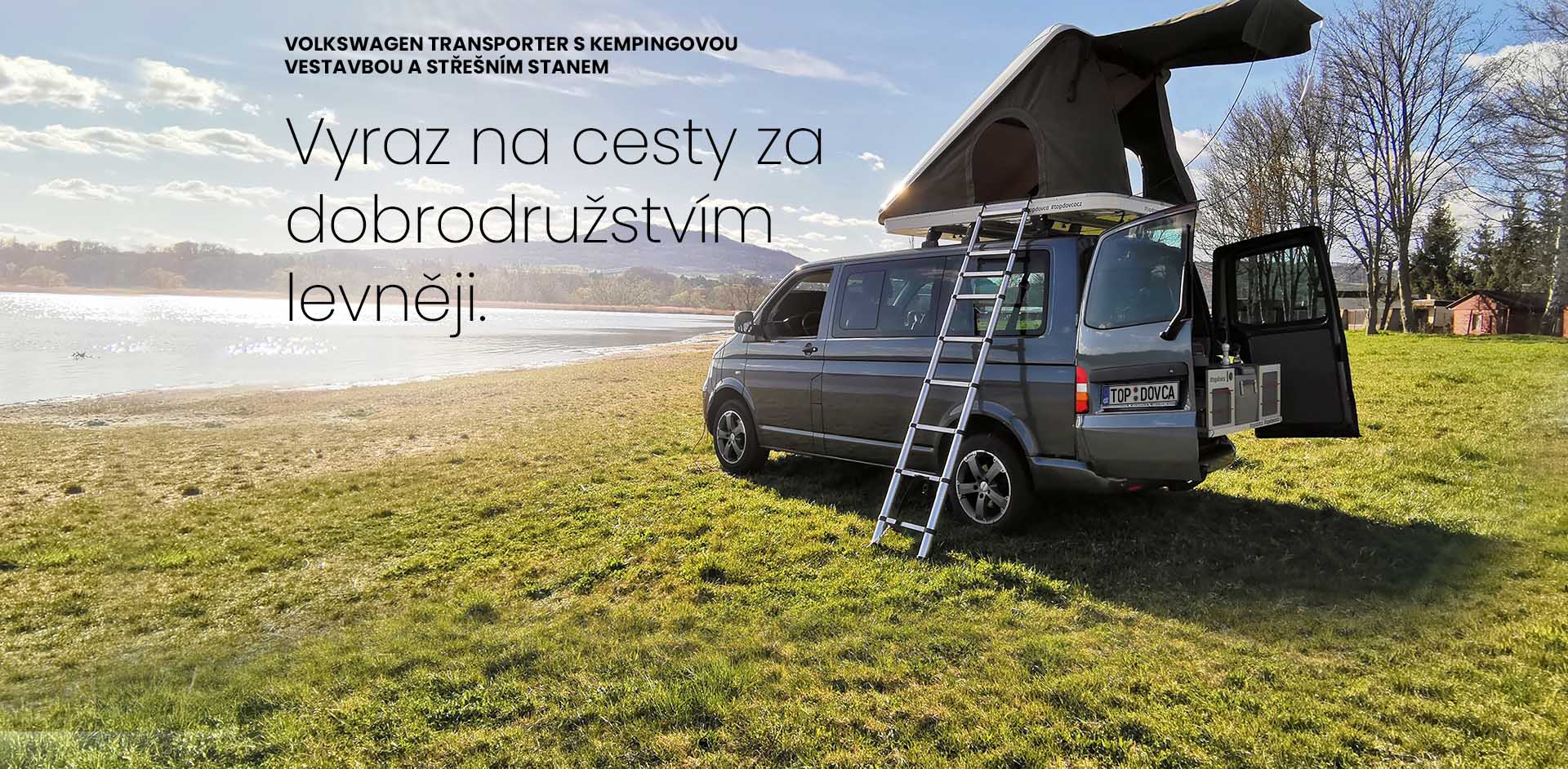 Pronájem vozu Transporter s obytnou vestavbou a střešním stanem.