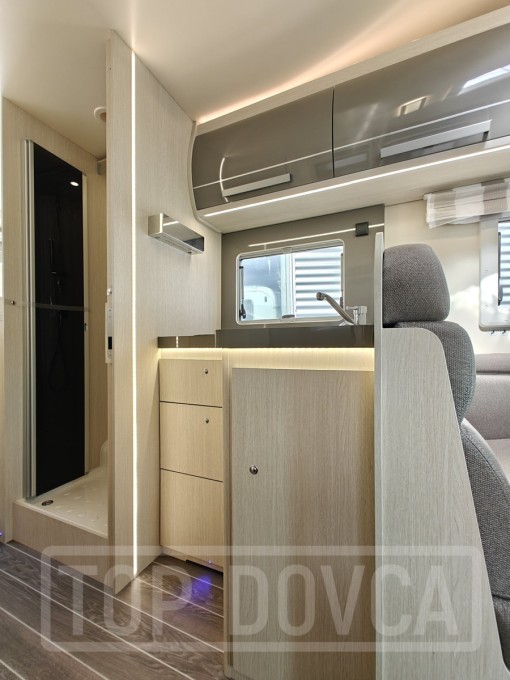 Interiér obytného vozu nobelART A-7000 Elegance - modelový rok 2025.