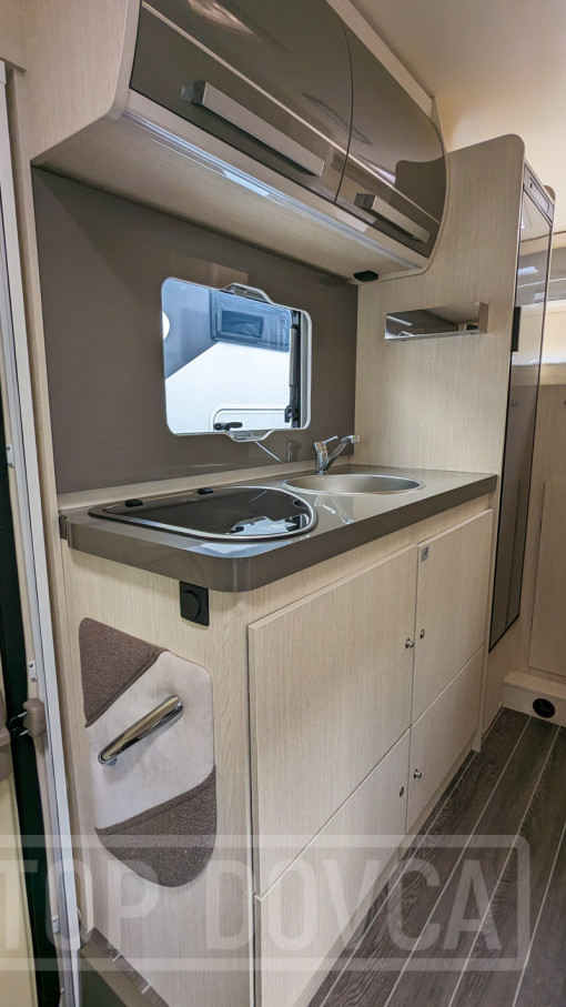 Pohled do kuchyně obytného vozu Ford Transit nobelART A9000 Elegance - model 2024