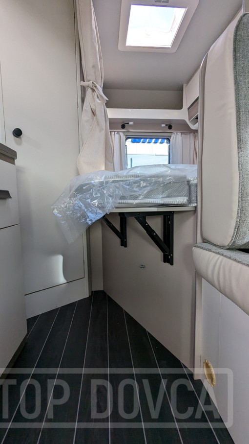 Polointegrovaný obytný vůz XGO Dynamic 22P Plus - interiér. Půjčovna a prodej obytných vozů Ústí nad Labem a Praha.