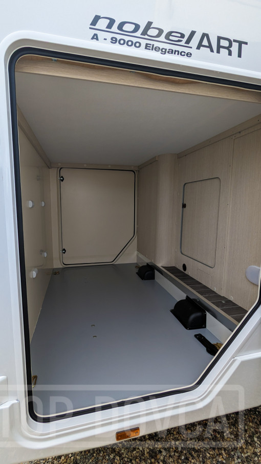 Prostorná garáž obytného vozu Ford Transit nobelART A9000 Elegance - model 2024
