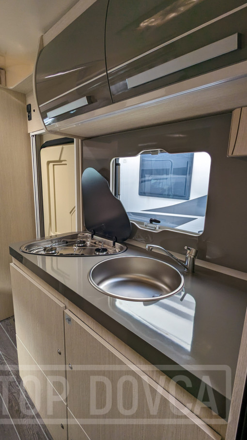 Pohled do kuchyně obytného vozu Ford Transit nobelART A9000 Elegance - model 2024