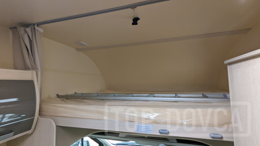 Dvojlůžko v alkovně obytného vozu Ford Transit nobelART A9000 Elegance - model 2024