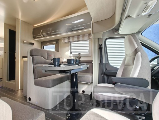 Interiér obytného vozu nobelART A-7000 Elegance - modelový rok 2025.