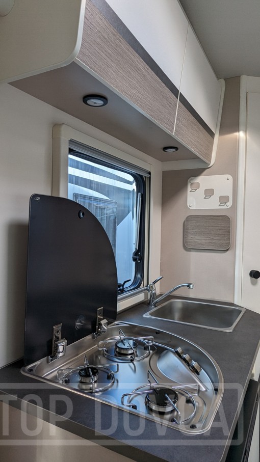Polointegrovaný obytný vůz XGO Dynamic 22P Plus - interiér. Půjčovna a prodej obytných vozů Ústí nad Labem a Praha.