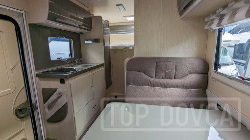 Pohled do jídelny obytného vozu Ford Transit nobelART A9000 Elegance - model 2024